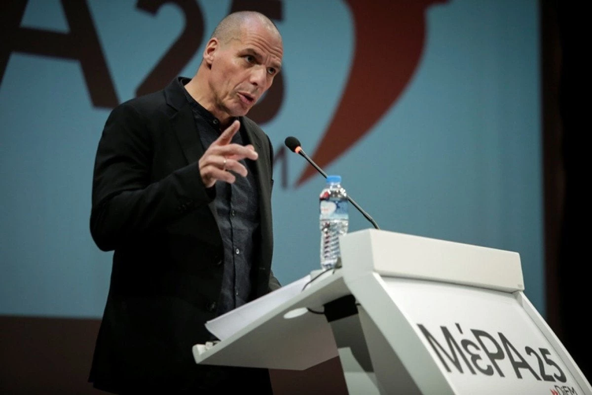 Κλείνει το μάτι και ο Βαρουφάκης στον Κοτζιά;